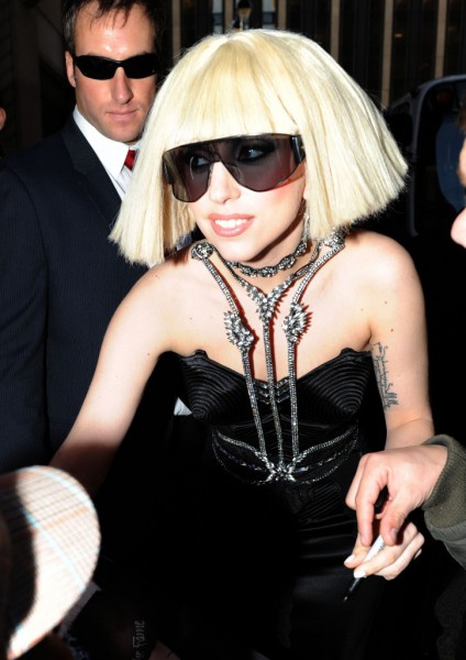 lady-gaga-short-straight-blonde-hairstyle-its-on-with-alexa-chung-2009-725x1024-1 lady-gaga-short-straight-blonde-hairstyle-its-on-with-alexa-chung-2009-725x1024-1