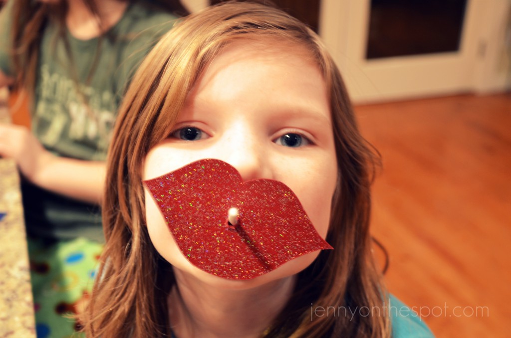 DIY lollipop Valentine lips!!! via @jennyonthespot