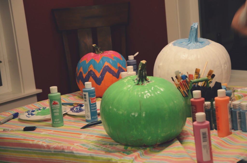 Painting pumpkins via @jennyonthespot |jennyonthespot.com