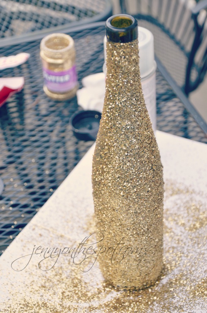 Glittered Wine Bottle via @jennyonthespot