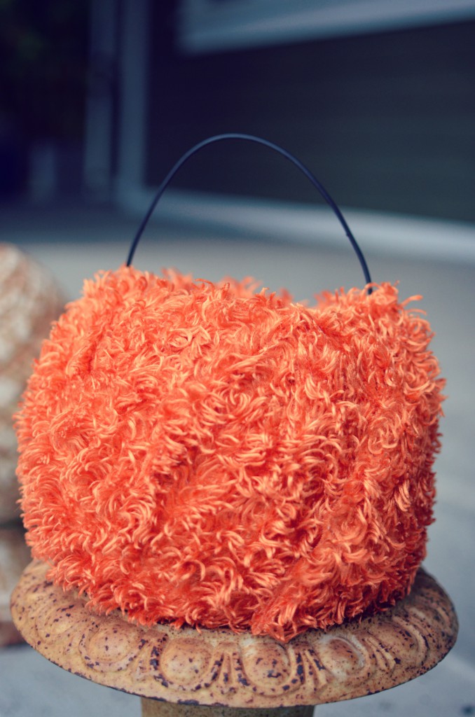No-Sew, Not-so-Basic Plastic Pumpkin Bucket by @jennyonthespot