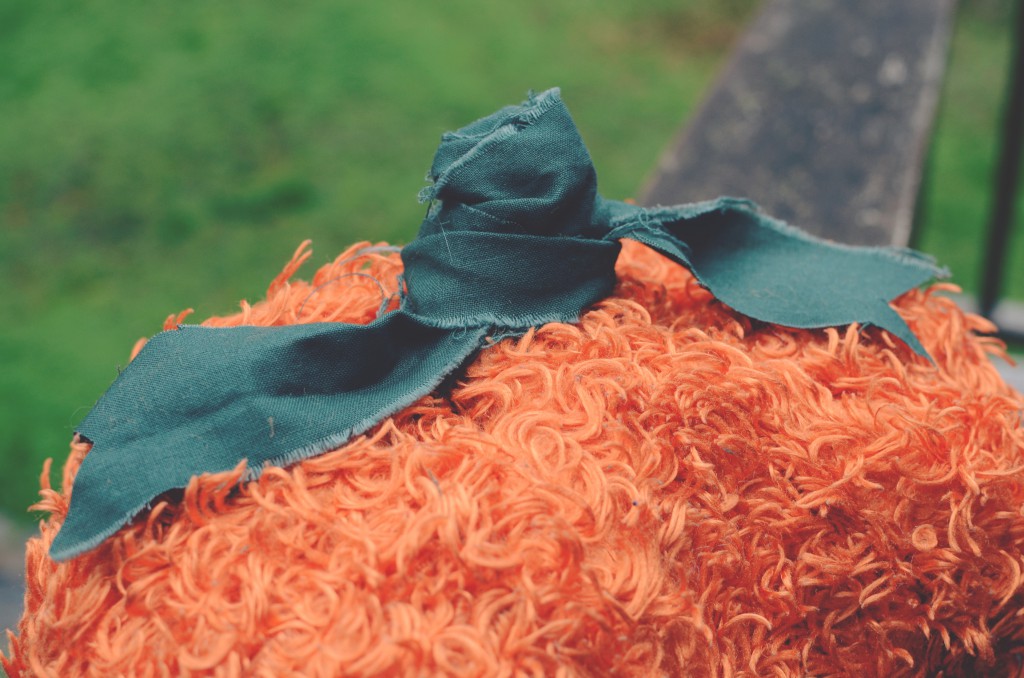 Thrifted, No-Sew Fabric Pumpkins by @jennyonthespot