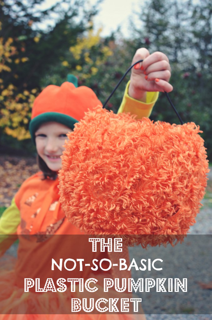 No-Sew, Not-so-Basic Plastic Pumpkin Bucket by @jennyonthespot